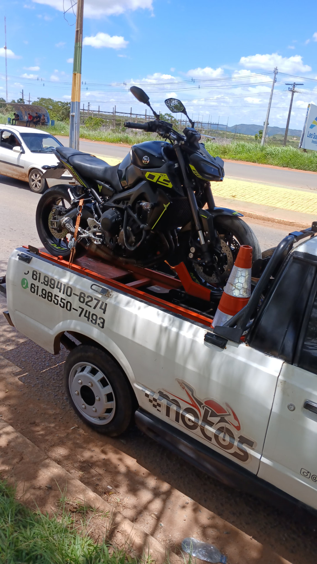 Yamaha MT-09 preta transportada em atendimento rodoviário