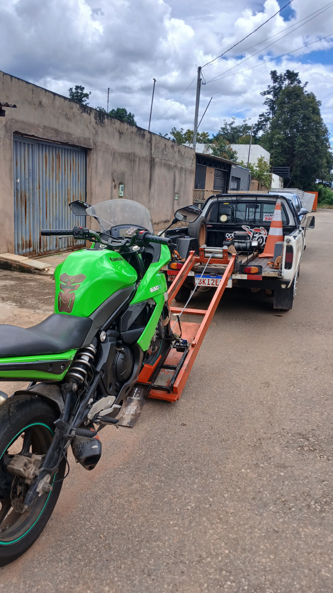 Kawasaki Ninja verde sendo embarcada no guincho com rampa e cintas